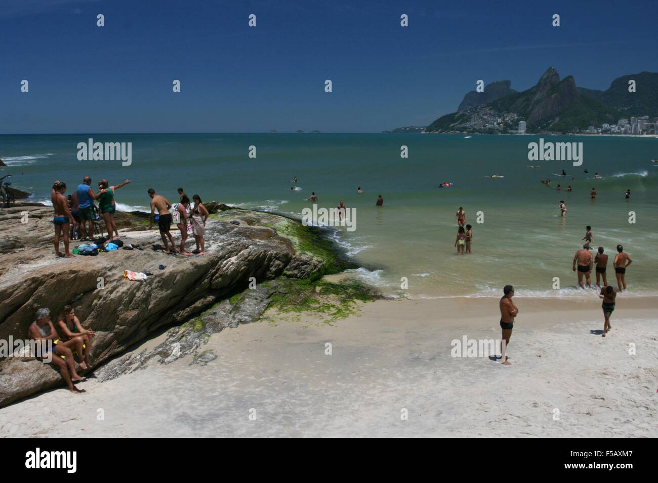 Rio De Janeiro, Brasilien, 31. Oktober 2015. Das Wetter in Rio: Arpoador Beach in einem warmen und sonnigen Frühlingstag. Stockfoto