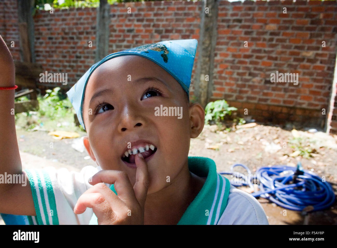 Ein kleiner Junge macht eine Pause von Englischunterricht in Ou Reang Ov Bezirk, Kambodscha. Stockfoto