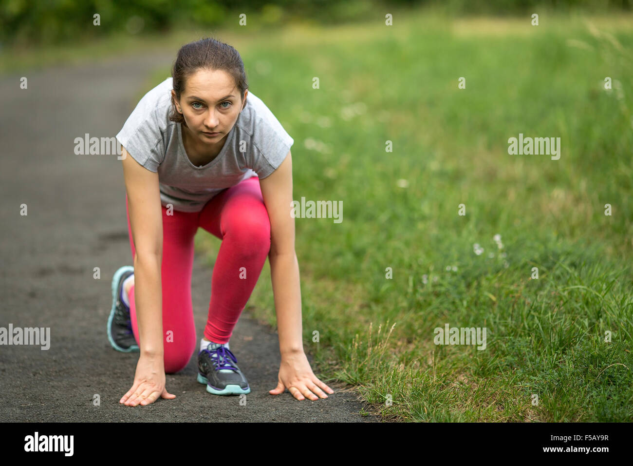 Mädchen-Läufer am Start vor dem Rennen im Stadion. Stockfoto