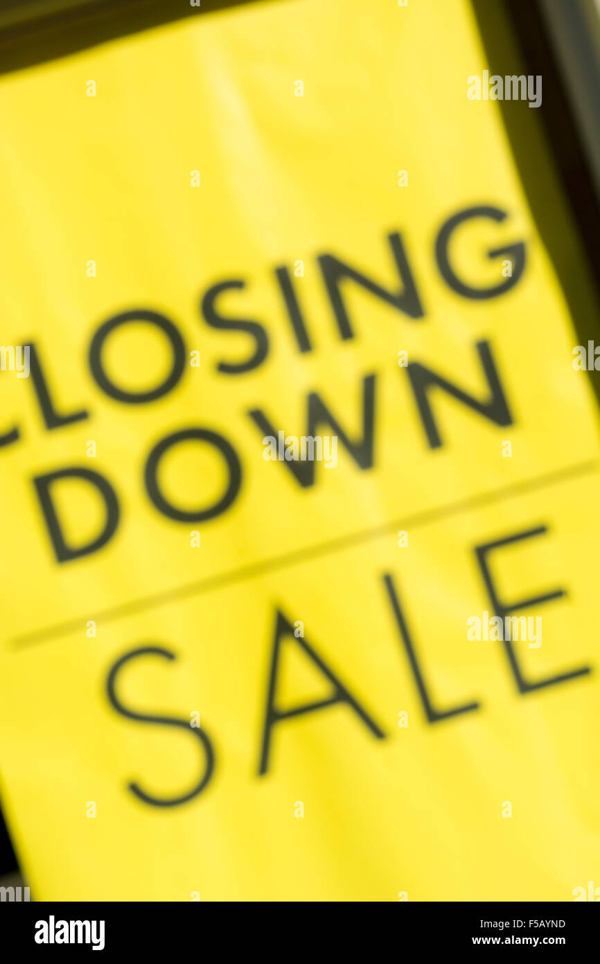 Tod von der High Street Metapher/Konzept. Gelbe Schließung Anmelden Shop Fenster. Metapher High Street Rezession, High Street Krise, Insolvenz. Stockfoto