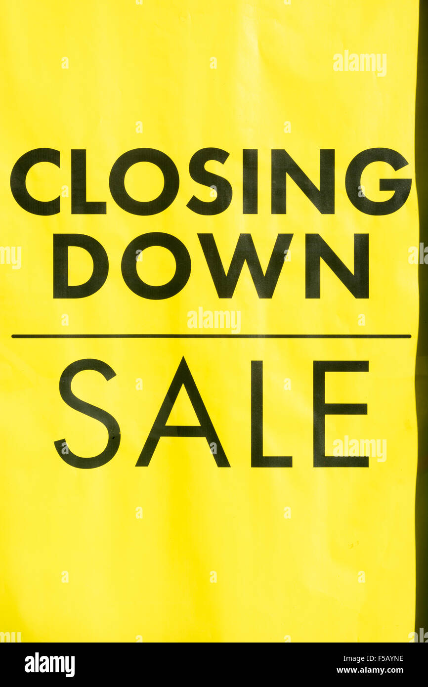 Tod von der High Street Metapher/Konzept. Gelbe Schließung Anmelden Shop Fenster. Metapher High Street Rezession, High Street Krise, Insolvenz. Stockfoto
