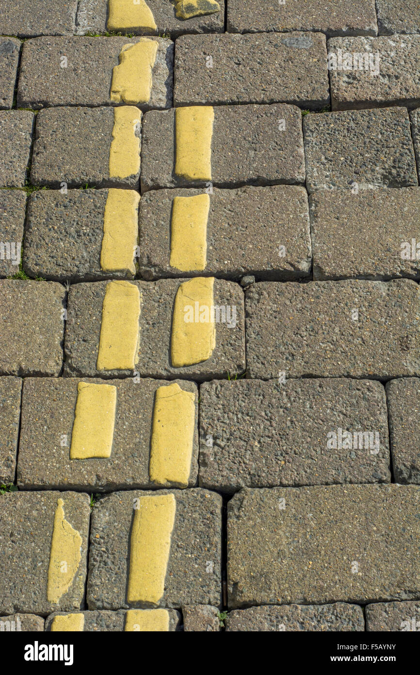 Gepflasterte Straßenbelag in Truro, Cornwall. Mögliche schlechte Verarbeitung Metapher, Lücke Jahr Metapher. Stockfoto