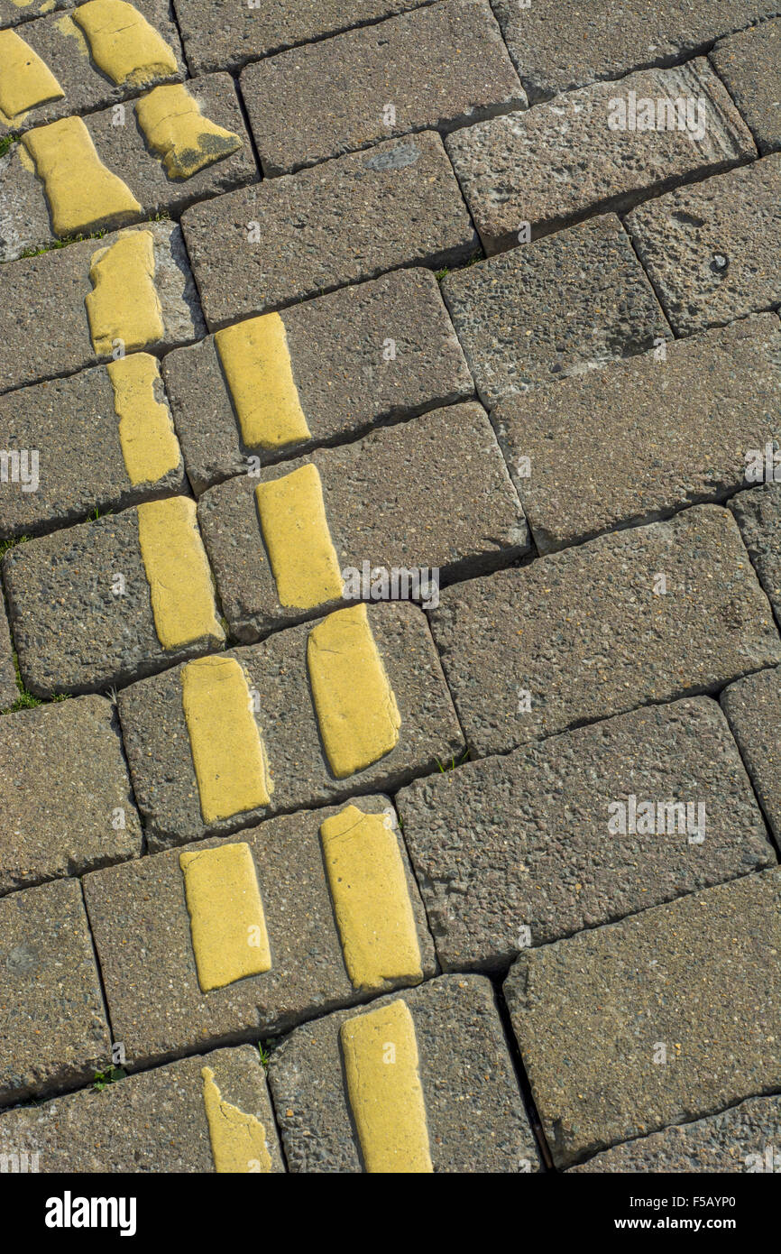 Gepflasterte Straßenbelag in Truro, Cornwall. Mögliche schlechte Verarbeitung Metapher, Lücke Jahr Metapher. Stockfoto