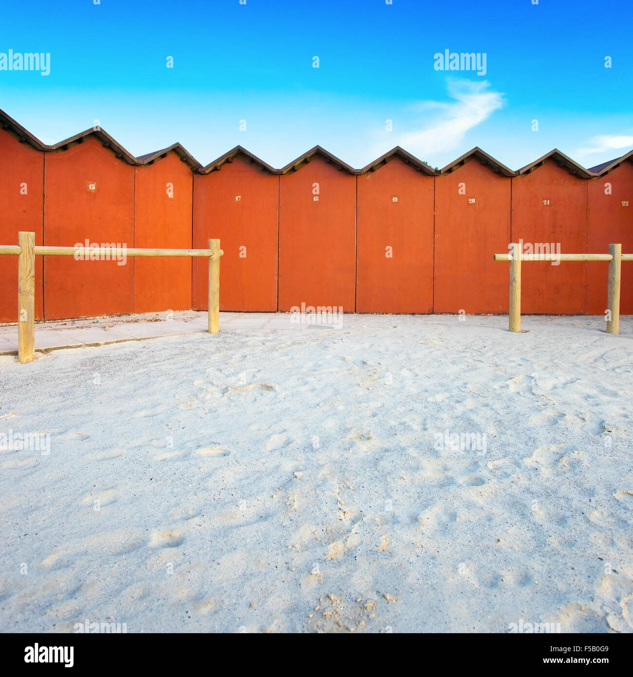 Eine Reihe von nummerierten Badehäuschen am weißen Strand in der Toskana. Baden Hütten sind auch bekannt als einen Strand Hütten oder Baden Boxen. Stockfoto