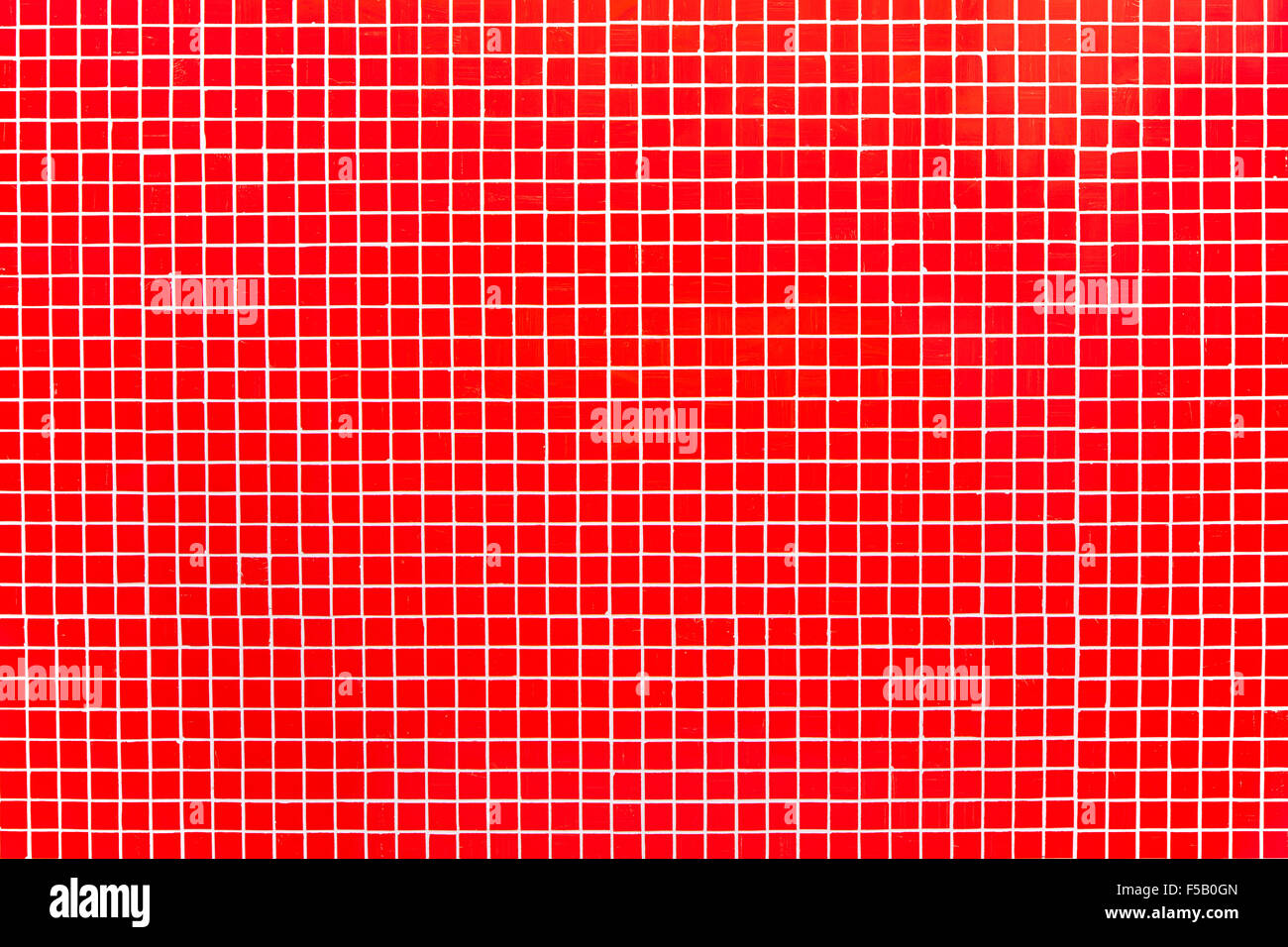 Echte rot Mosaik Hintergrund. Rote Glasfliesen auf weißem Mörtel mit Kratzer und Unebenheiten. Keine Lichtreflexe. Stockfoto