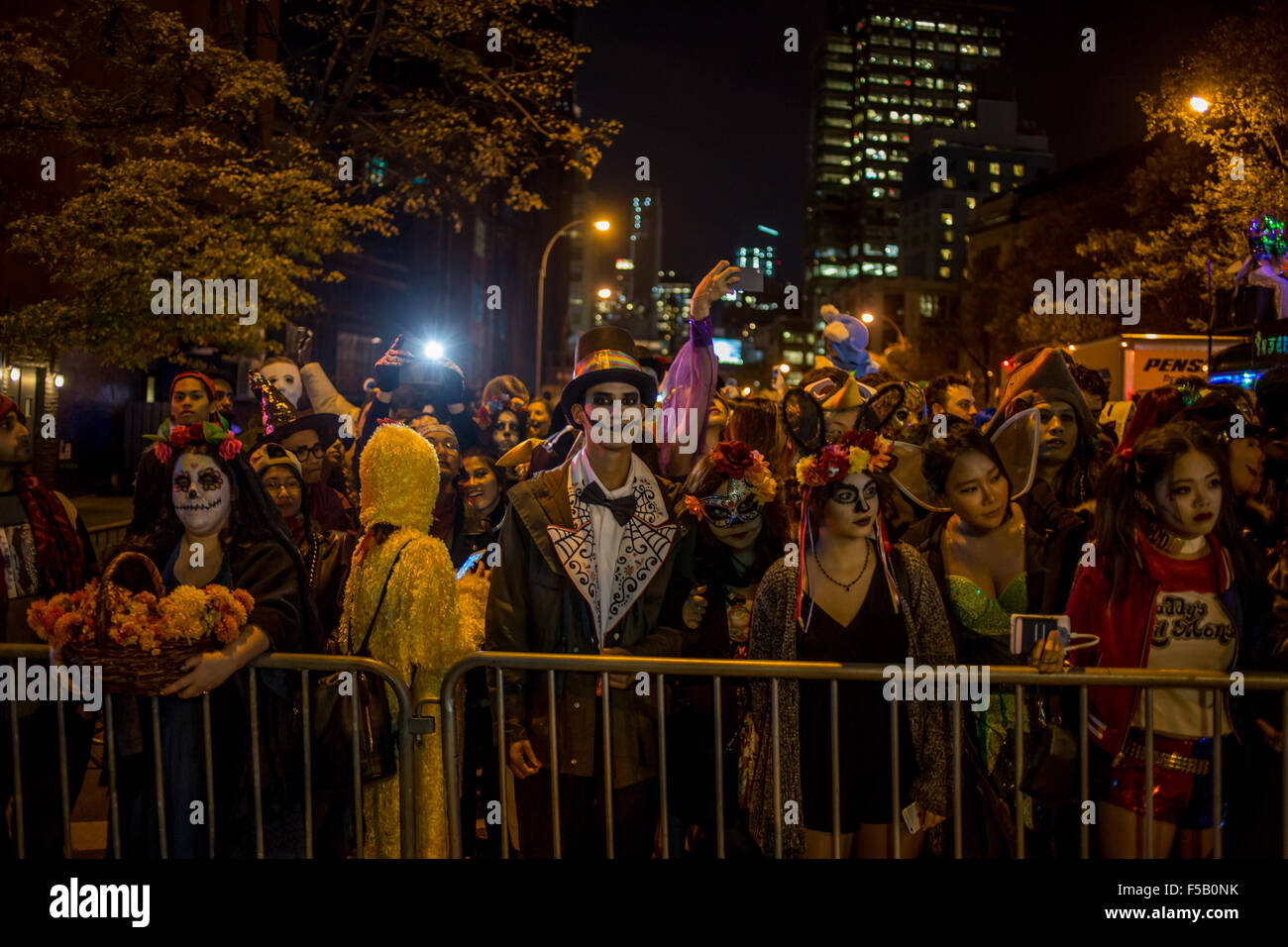 New York, NY - 31. Oktober 2015. Eine Menschenmenge hinter Polizei Barrieren wartet seinerseits die Paradestrecke am 6th Avenue für die alljährliche Greenwich Village Halloween Parade zu treten. Stockfoto