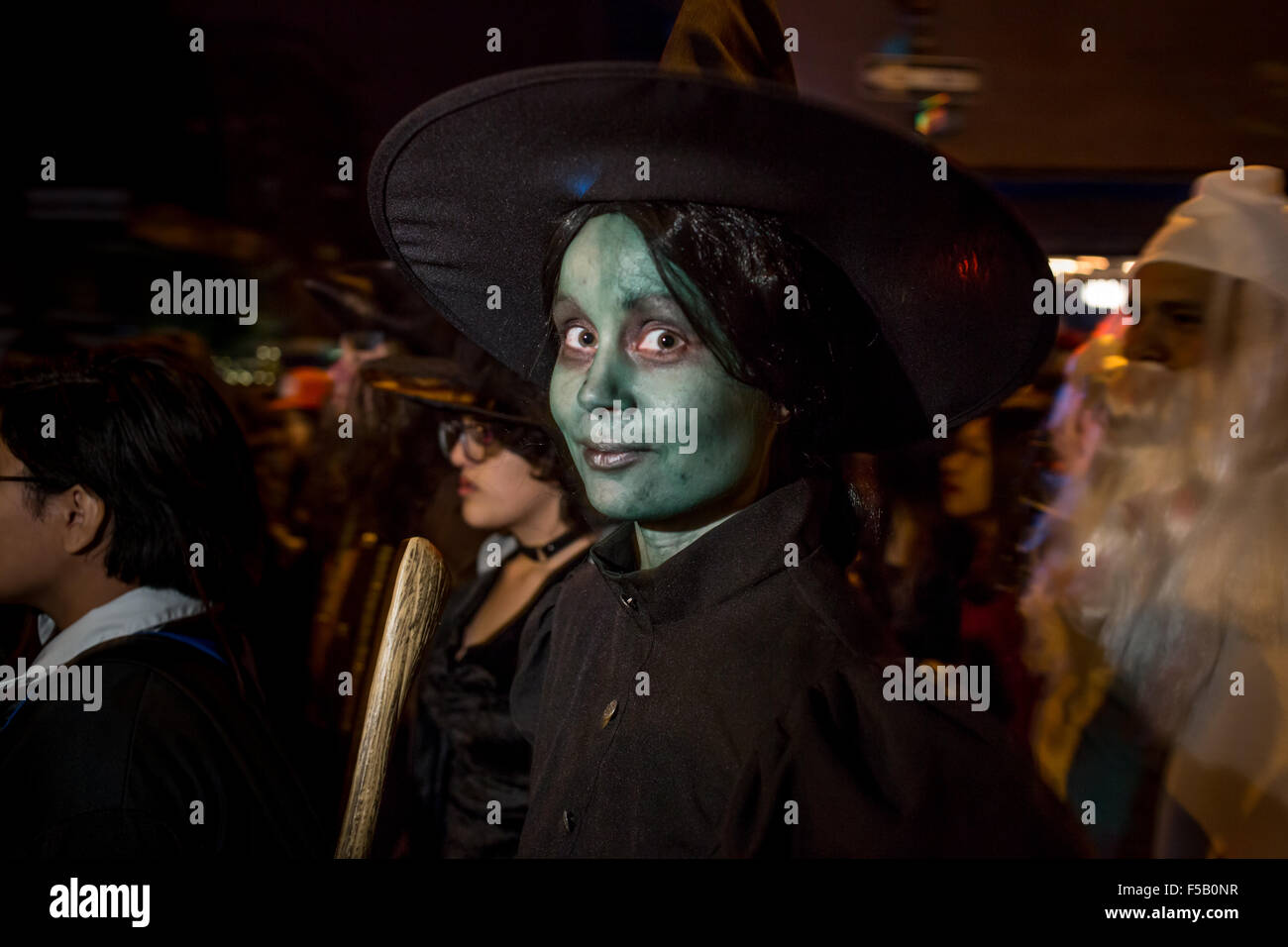 New York, NY - 31. Oktober 2015. Eine Frau mit grünen Gesicht Make-up und ein Hexenhut auszusehen wie Elphaba, die böse Hexe in The Wiz in Greenwich Village Halloween Parade gebildet. Stockfoto