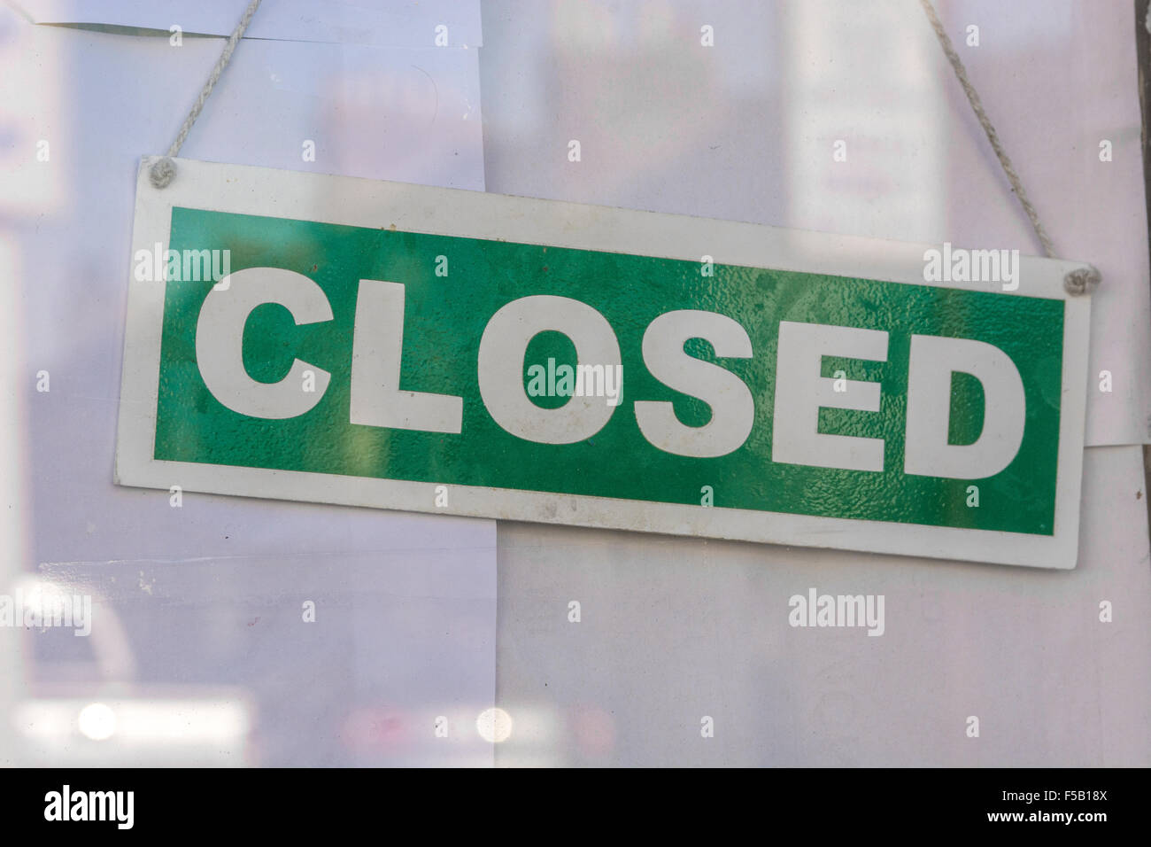 Geschlossenes Schild in einem Boarded-up Shop in Cambourne, Cornwall. Für den Zutritt verboten oder verweigert, Tod der High Street, hohe Straßenkrise, geschlossene Geschäfte Stockfoto
