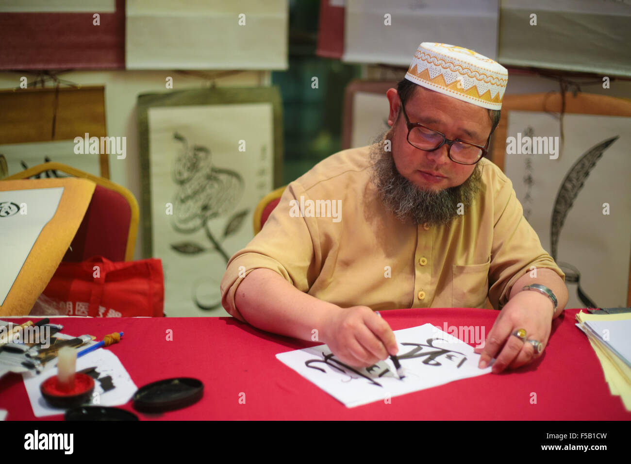 PUTRAJAYA, MALAYSIA, 30. Oktober 2015: ein muslimischer Gelehrter chinesische präsentiert islamischen Kalligrafie während Putrajaya International Islamic Arts & Kulturfestivals. Die Veranstaltung ist für die Kunst und die Schönheit der islamischen Welt zu fördern. © Calvin Chan / Alamy Live News Stockfoto