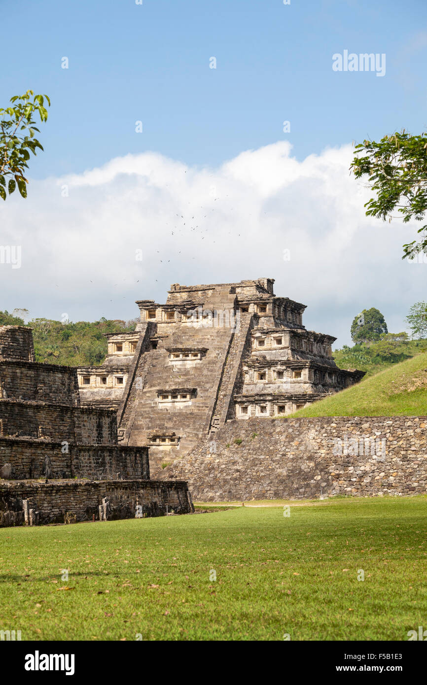 Vögel schweben in der Nähe der Nischen-Pyramide auf der Tajin Ruinen in Veracruz, Mexiko. Stockfoto