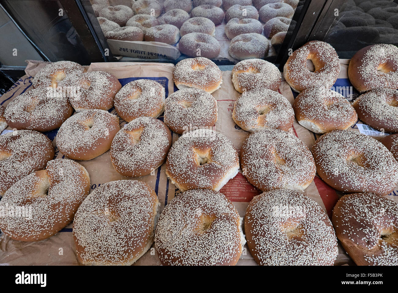Brot, frisch aus einem Bäcker Ofen und in das Dorf Anogia auf Kreta in Griechenland geliefert werden Stockfoto