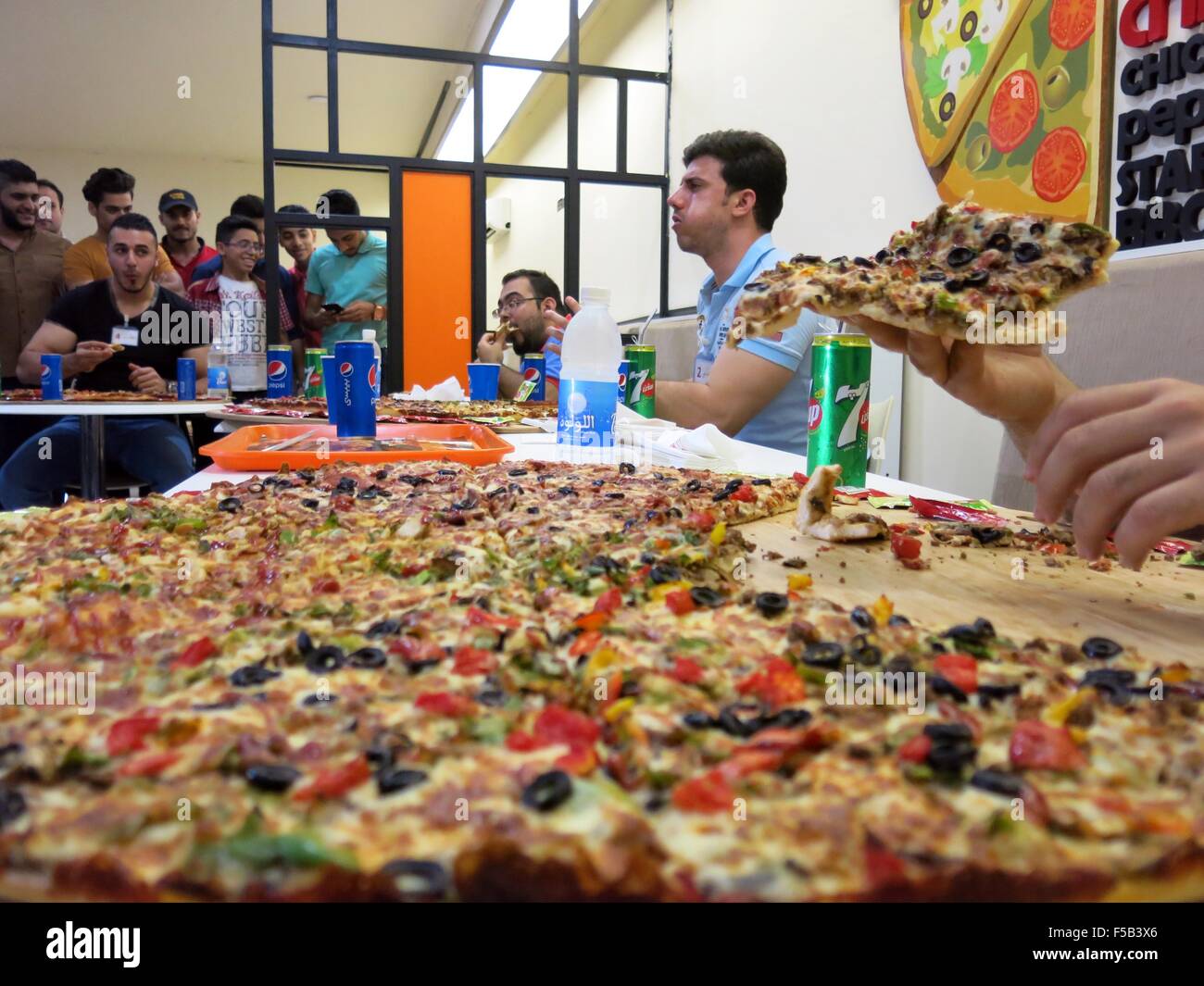 Bagdad Irak 31 Oktober 15 Menschen Besuchen Einen Wettbewerb Um Essen Pizza In Bagdad Irak 31 Oktober 15 Ein Wettbewerb Grossere Stucke Pizza Namens Weg Von Gewalt Zu Essen In Einem Der