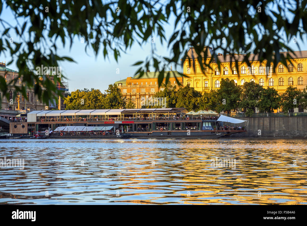 Schwimmendes BootRestaurant in der Altstadt am Fluss Vltava Prag