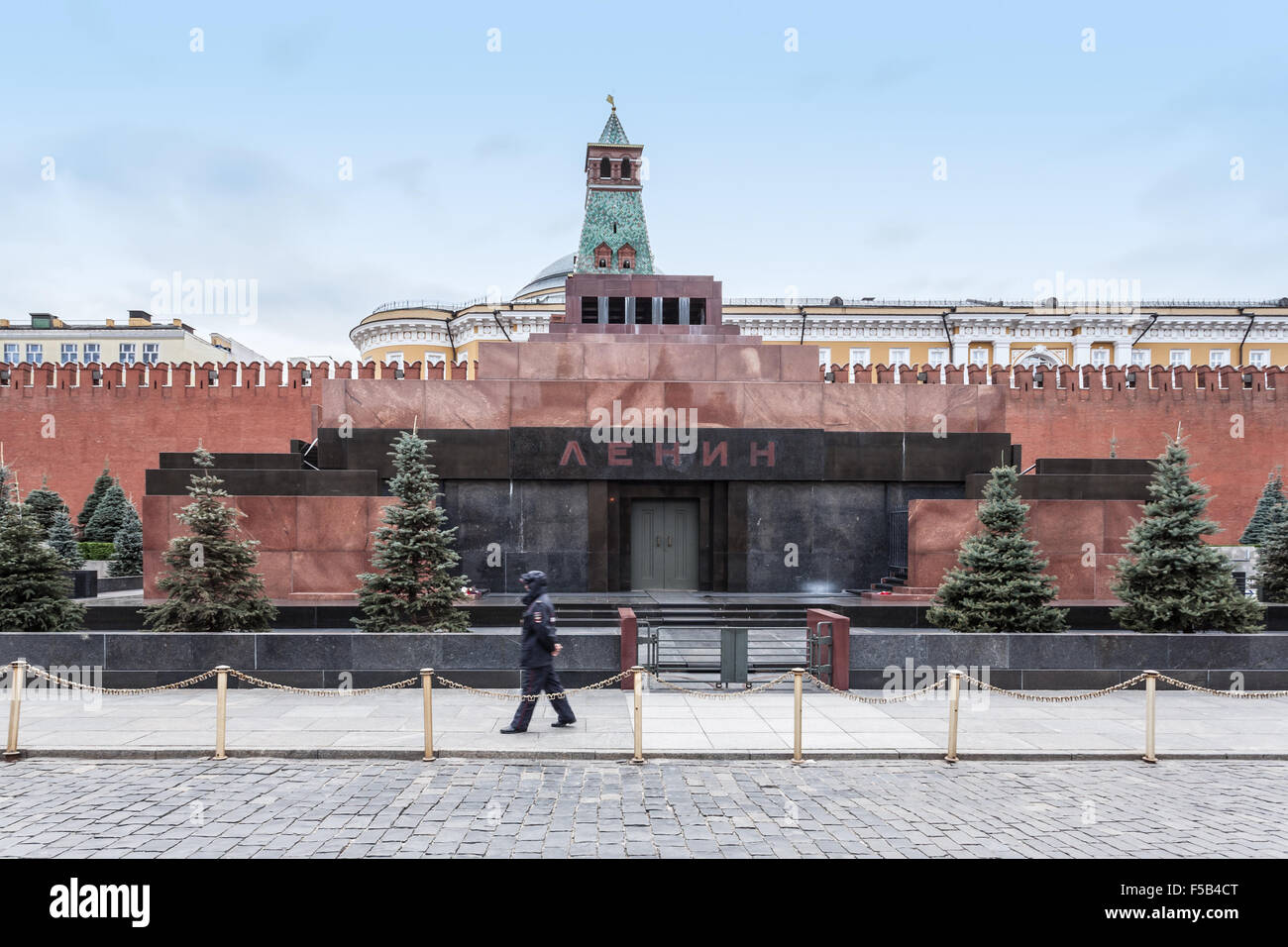 Moskau, Russland - 14. Oktober 2015: Moskauer Kreml und Roter Platz. Das Lenin-Mausoleum am Roten Platz und dem lonely Polizeiamt Stockfoto