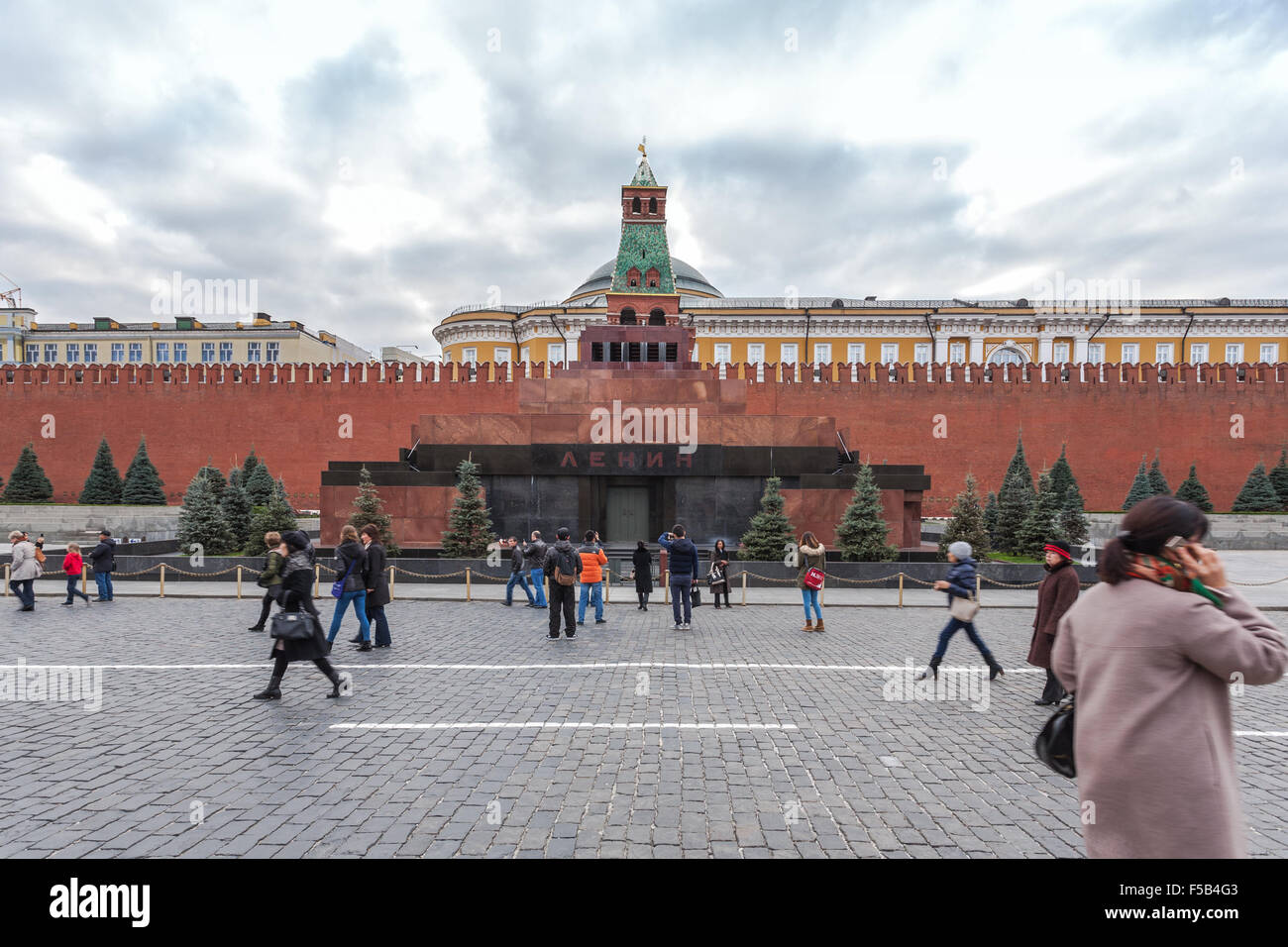 Moskau, Russland - 14. Oktober 2015: Moskauer Kreml und Roter Platz. Das Lenin-Mausoleum am Roten Platz und Passanten. Stockfoto