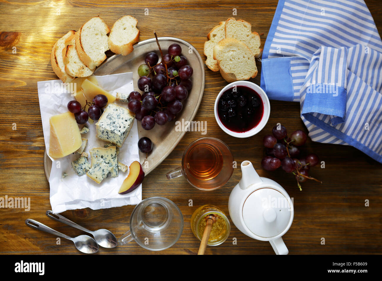 Käse-Komposition mit Tee, Essen-Draufsicht Stockfoto