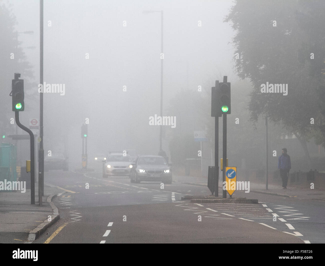 Wimbledon London, UK. 1. November 2015. Pendler-Züge Reisen durch dichten Nebel an einem kalten Novembermorgen Credit: Amer Ghazzal/Alamy Live-Nachrichten Stockfoto