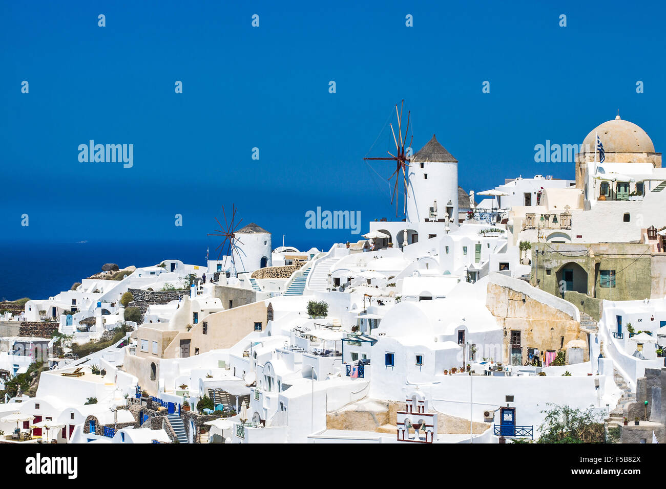 Himmel, Meer in der Nähe von traditionellen weißes Dorf mit Windmühle in Santorini Stockfoto