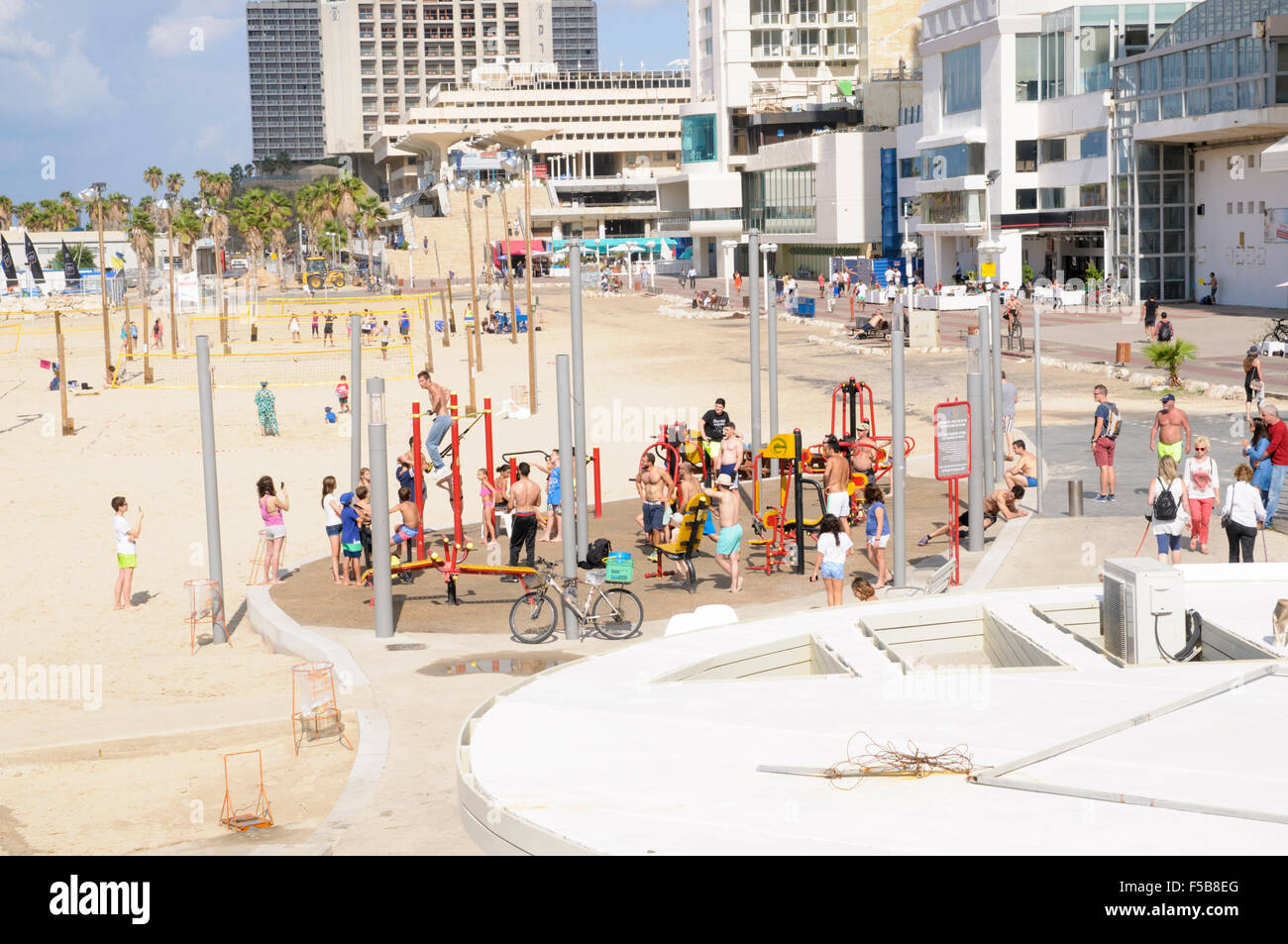 Menschen nutzen den öffentlichen Fitnessgeräten auf Gordon Beach, Tel Aviv, Israel Stockfoto