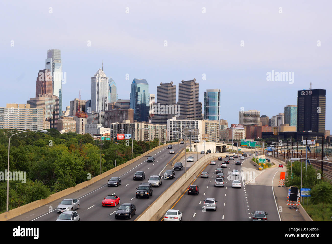 Philadelphia Schuylkill Expressway und Skyline von Centre City Stockfoto