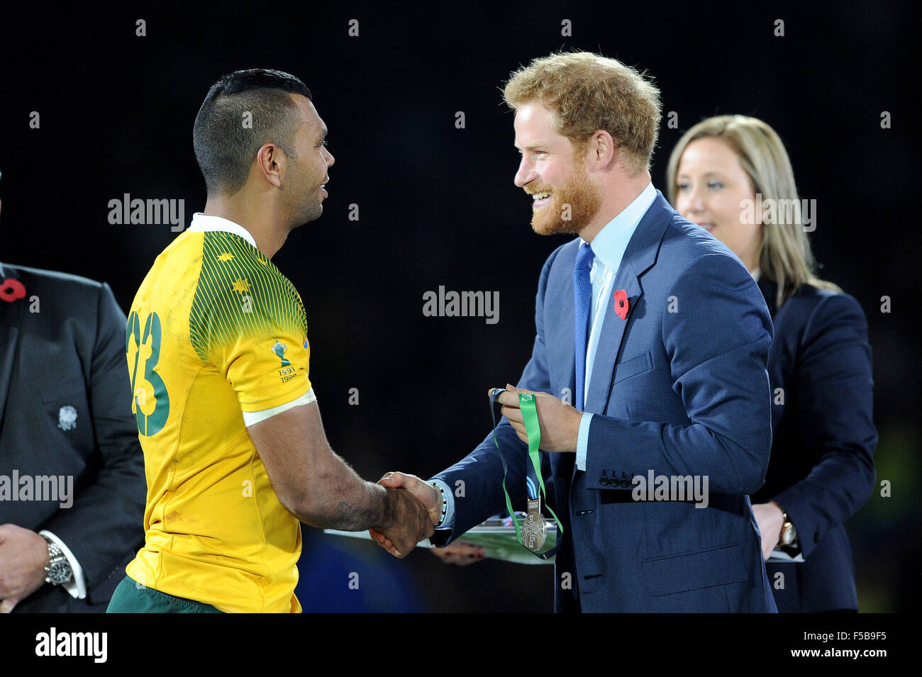 31. Oktober 2015: Prinz Harry präsentiert eine Medaille Kurtley Beale von Australien am Ende des Rugby World Cup Finale zwischen Neuseeland und Australien - Twickenham Stadium, London. (Foto: Rob Munro/Stewart Communications/CSM) Stockfoto