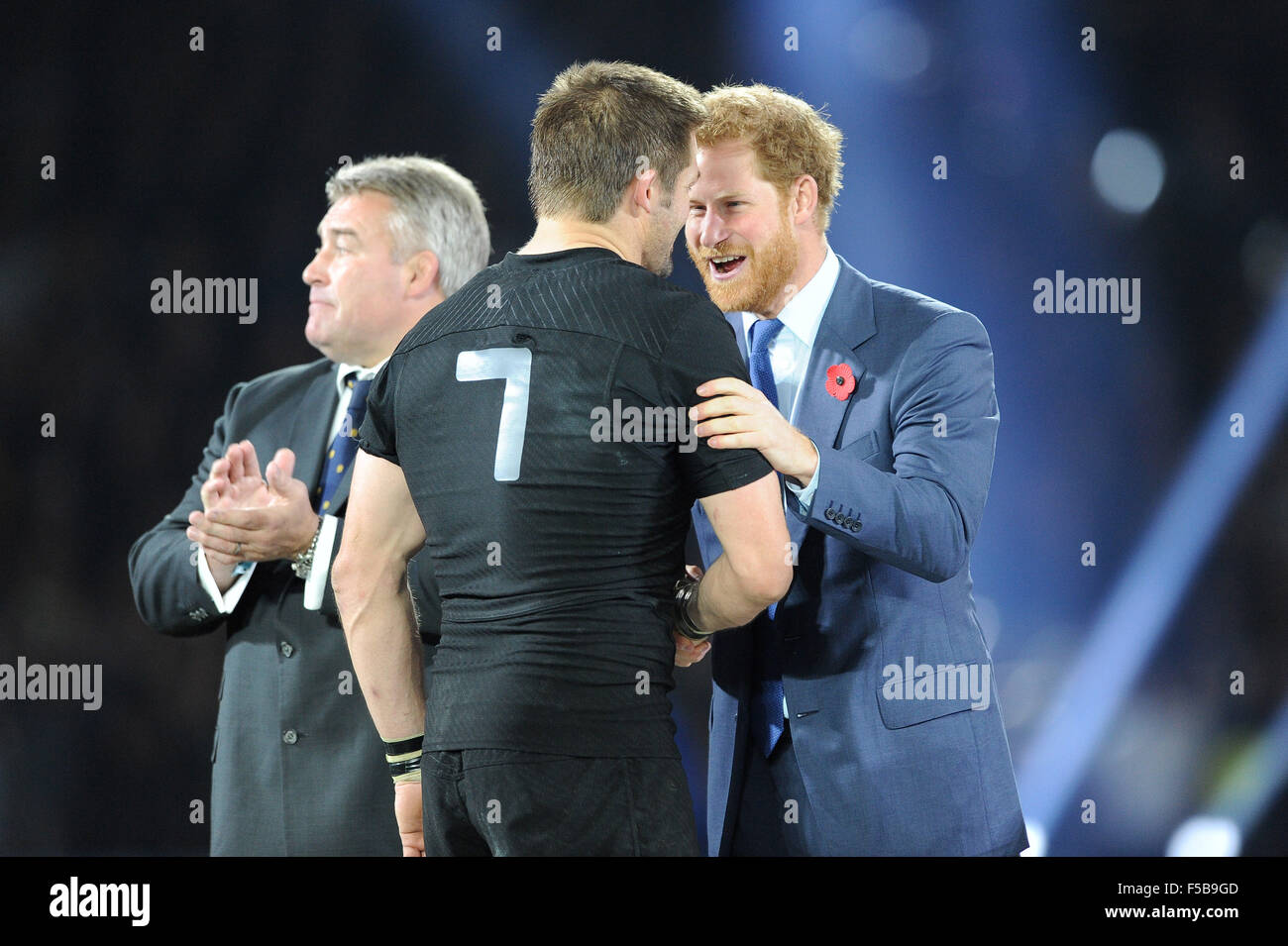 31. Oktober 2015: Prinz Harry gratuliert Richie McCaw von Neuseeland am Ende des Rugby World Cup Finale zwischen Neuseeland und Australien - Twickenham Stadium, London. (Foto: Rob Munro/Stewart Communications/CSM) Stockfoto