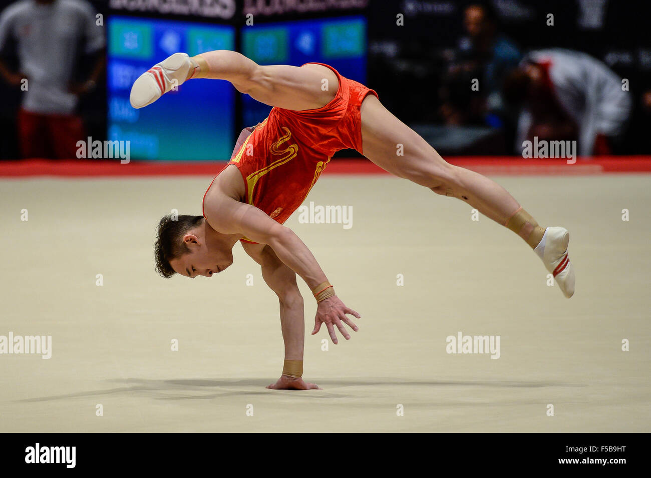 Glasgow, Vereinigtes Königreich. 30. Oktober 2015. RUOTENG XIAO konkurriert auf dem Boden während der Herren Mehrkampf-Finale der 2015 Gymnastik-Weltmeisterschaften statt in Glasgow, Vereinigtes Königreich. © Amy Sanderson/ZUMA Draht/Alamy Live-Nachrichten Stockfoto