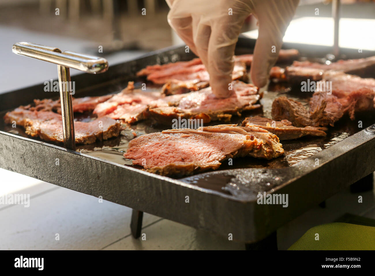 Roastbeef vorbereiten an einem Buffet Tisch Stockfoto