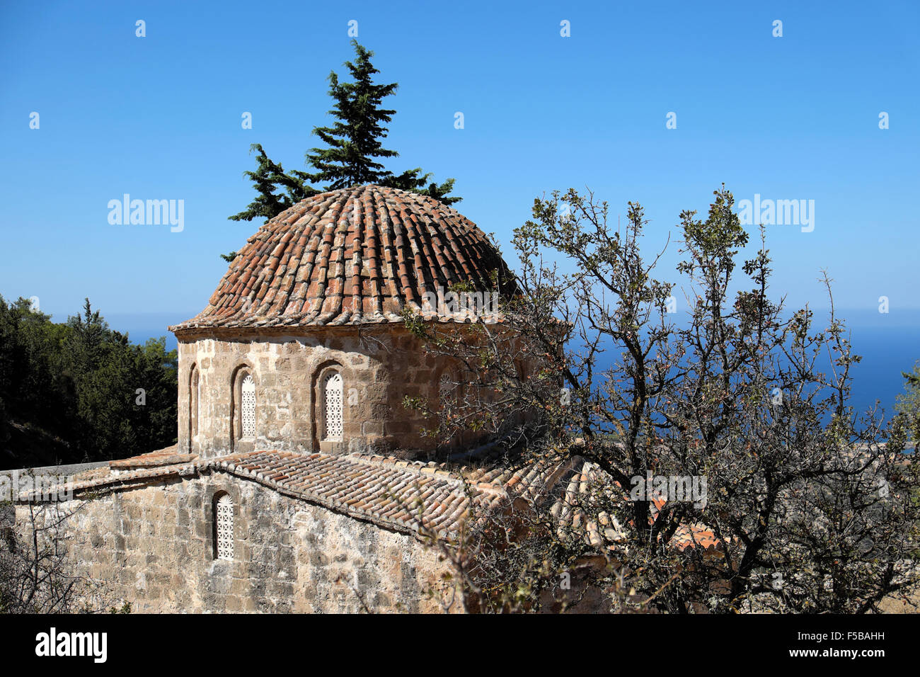 In der türkischen Republik Nord-Zypern KATHY DEWITT gefliest Antifonitis Kloster Dach Kirche außen in Esentepe Stockfoto