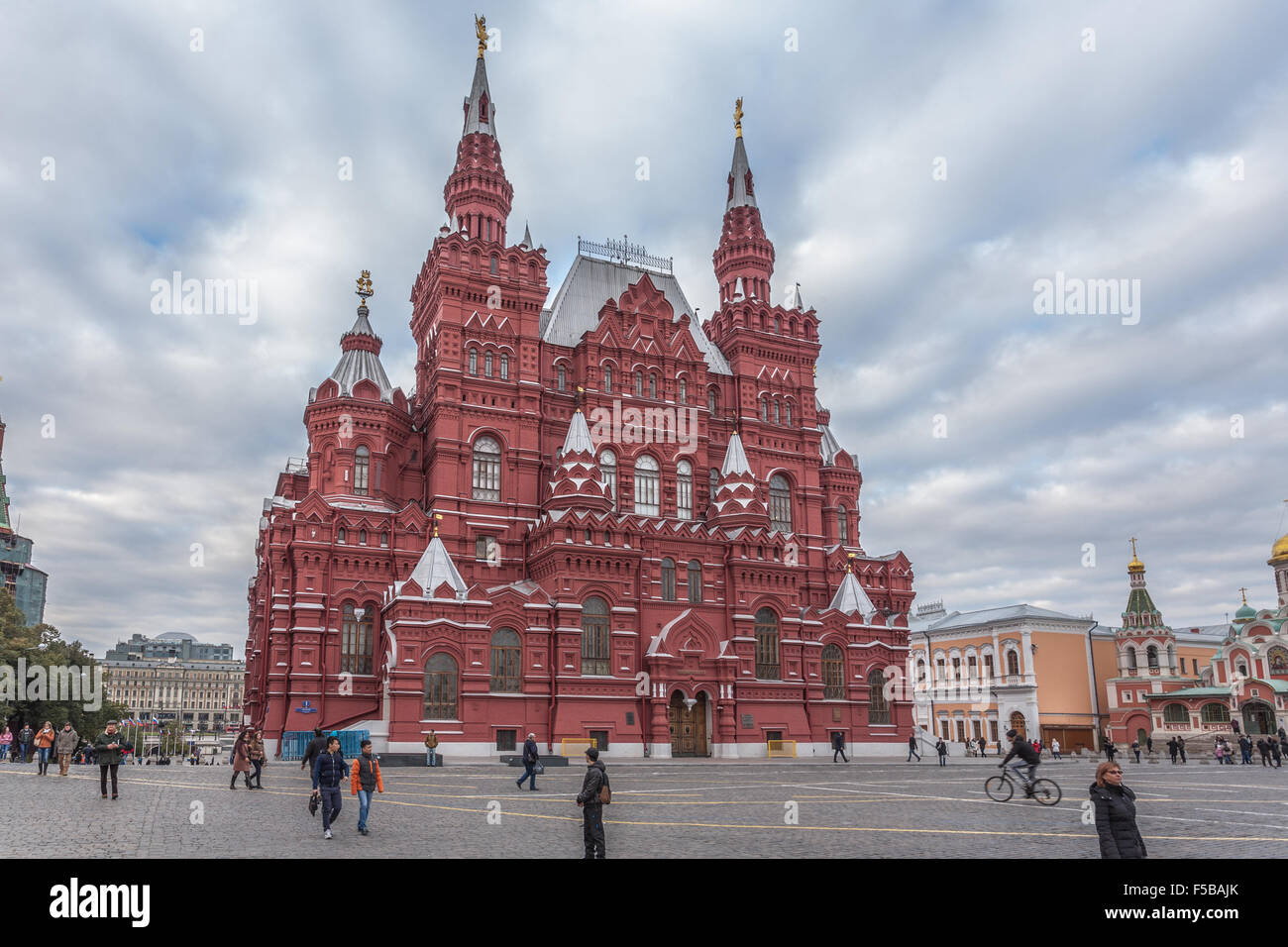 Moskau, Russland - 14. Oktober 2015: Moskauer Kreml und Roter Platz. Gebäude des staatlichen historischen Museums. Stockfoto