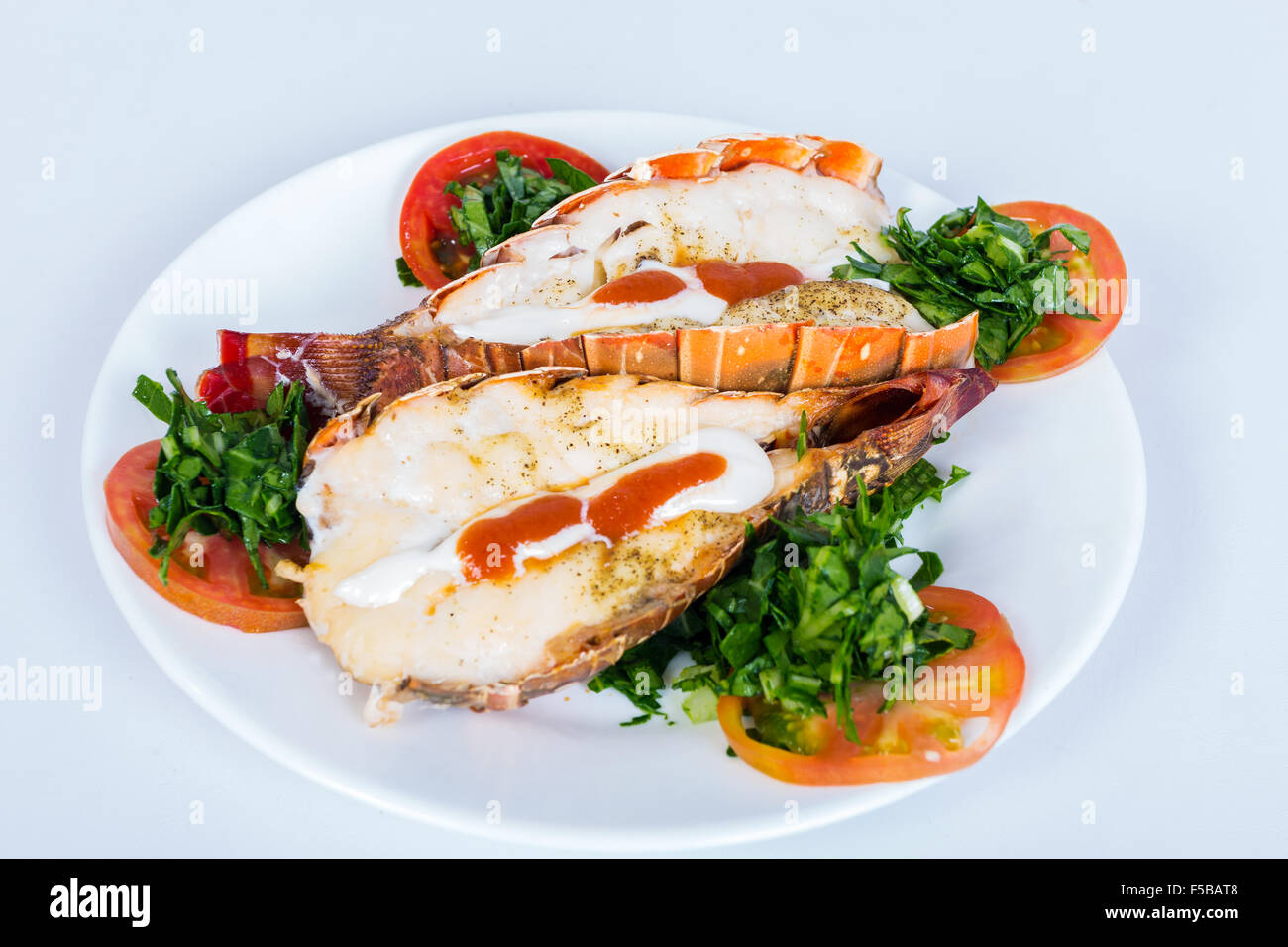 Rohe Hummerschwänze auf einem weißen Teller bereit, Kochen Stockfoto