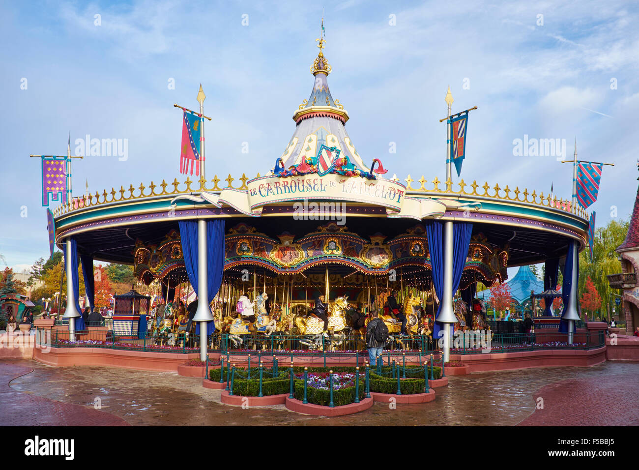 Lancelot Carrousel oder Karussell im Fantasyland Disneyland Paris Marne-la-Vallée Chessy Frankreich Stockfoto