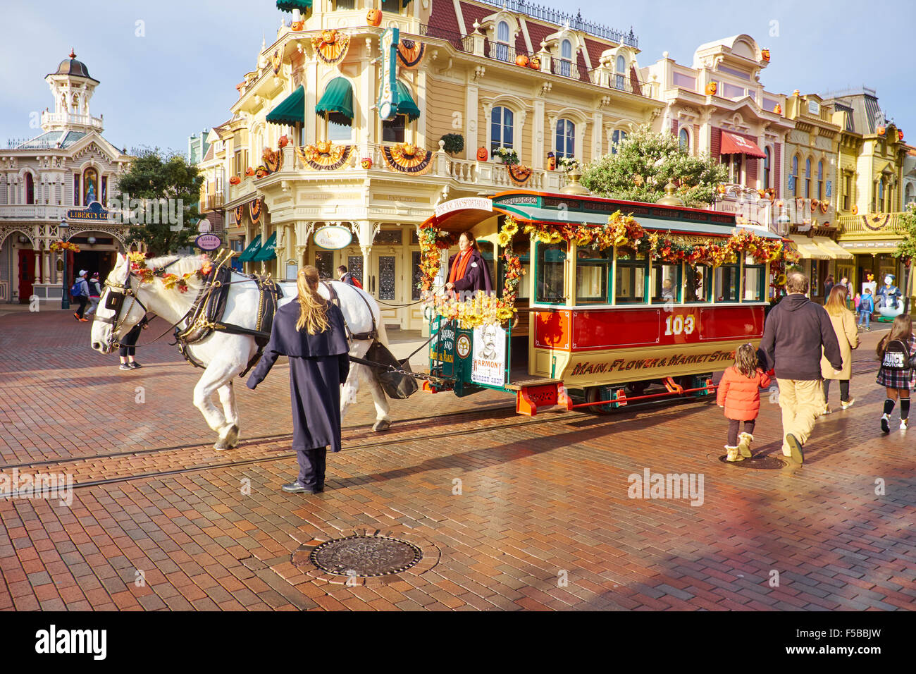 Horse Drawn Straßenbahn entlang der Hauptstraße Disneyland Paris Marne-la-Vallée Chessy Frankreich Stockfoto
