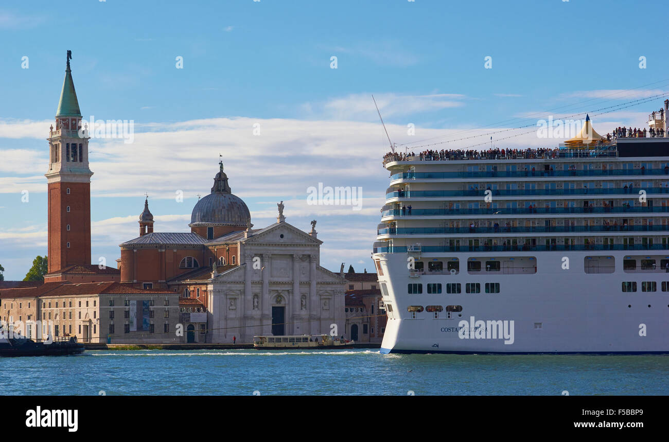 Kreuzfahrtschiff an Schlepper, die Basilika Di San Giorgio Maggiore Venedig Veneto Italien Europa vorbei angeschlossen Stockfoto