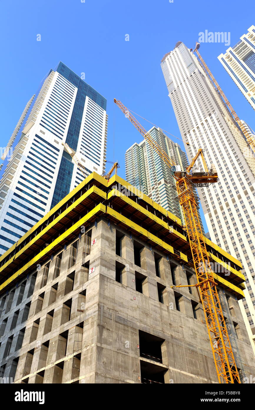 Bauarbeiten mit Wohnungen hinter in der Media City, Dubai, Vereinigte Arabische Emirate Stockfoto