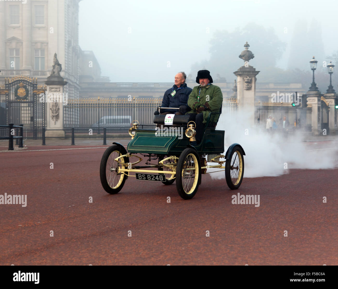 Ein 1903 Stanley Dampf Fahrzeug laufen vergeht, Buckingham Palace, während die von London nach Brighton Veteran Car. Stockfoto
