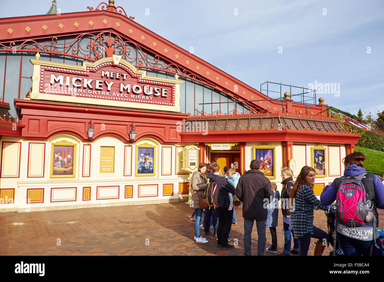 Menschen Schlange, um Mickey Maus In Fantasyland Disneyland Paris Marne-la-Vallée Chessy Frankreich sehen Stockfoto