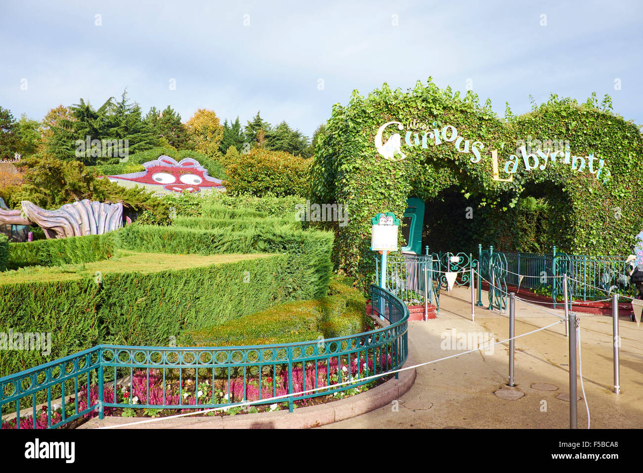 Eingang zum Alice es Curious Labyrinth im Fantasyland Disneyland Paris Marne-la-Vallée Chessy Frankreich Stockfoto