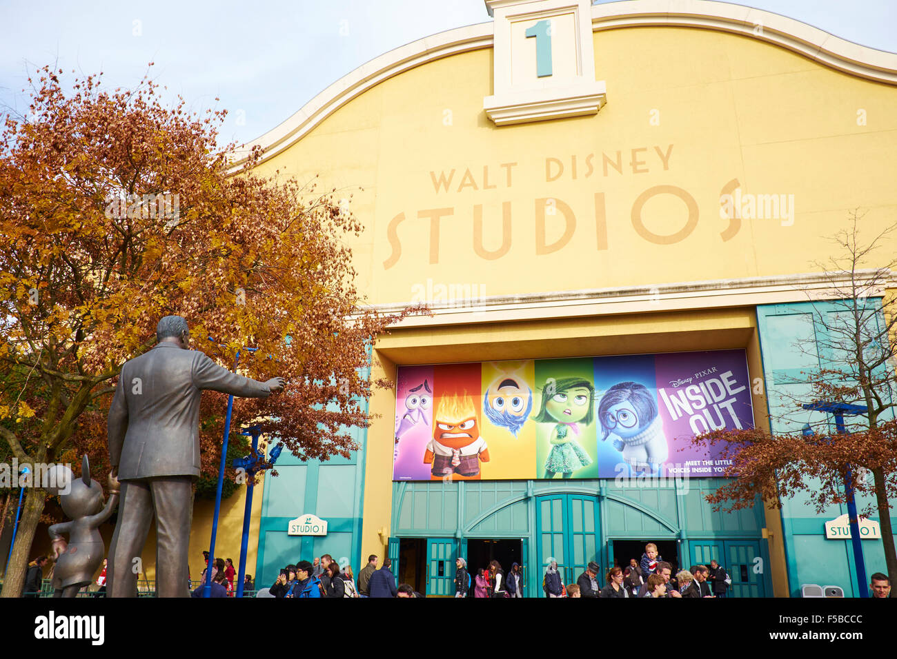 Statue von Walt Disney mit Mickey Mouse Disneyland Paris Marne-la-Vallée Chessy Frankreich Stockfoto