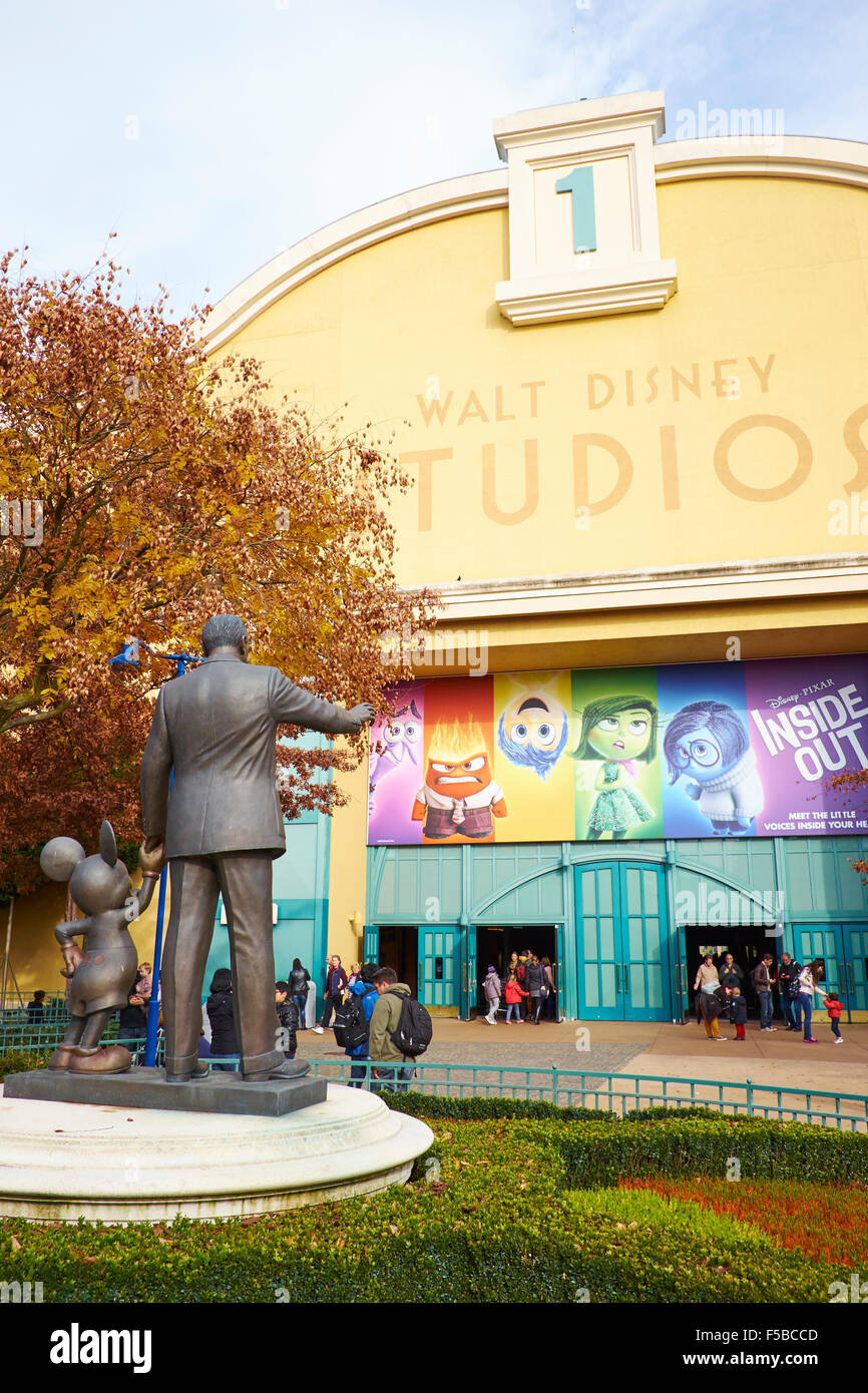 Statue von Walt Disney mit Mickey Mouse Disneyland Paris Marne-la-Vallée Chessy Frankreich Stockfoto