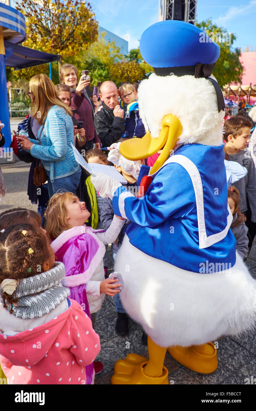 Donald Duck Unterzeichnung signierte Bücher innerhalb von Walt Disney Studios Disneyland Paris Marne-la-Vallée Chessy Frankreich Stockfoto