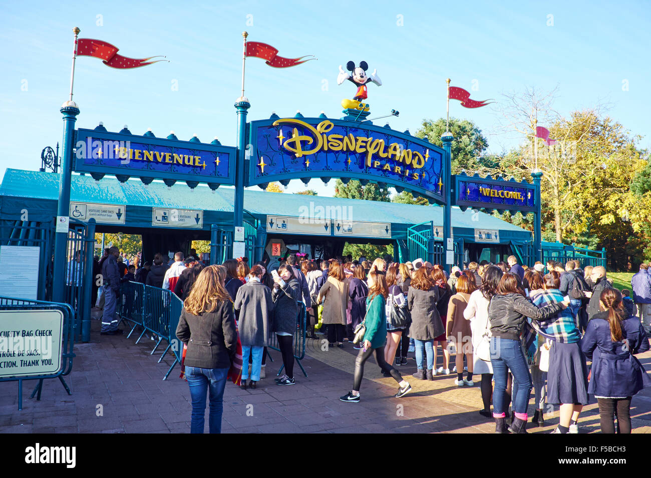 Schlange, um Disneyland Paris Marne-la-Vallée Chessy Frankreich betreten Stockfoto
