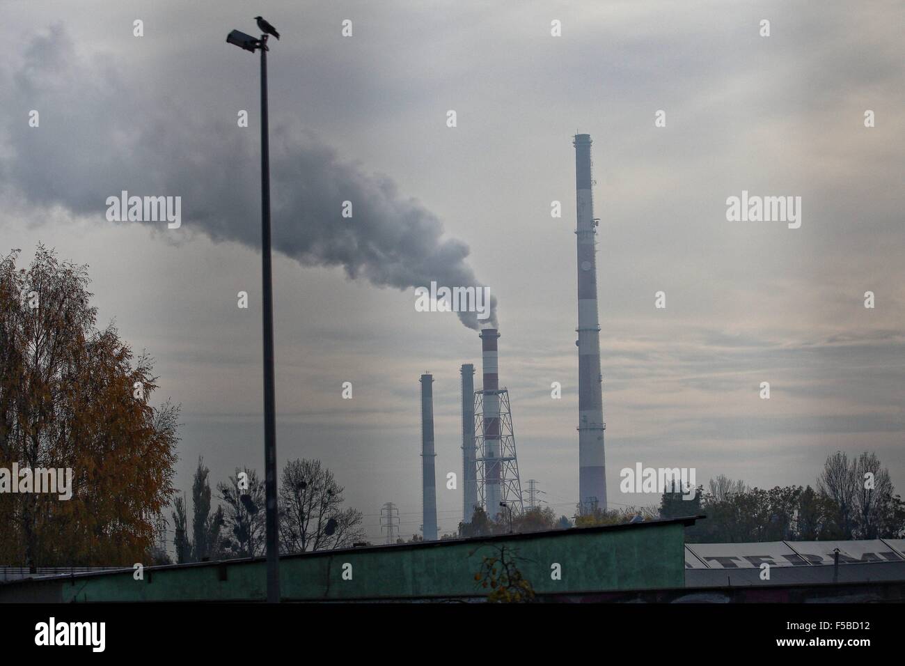 Danzig, Polen 31. Okt. 2015 Zehntausende von Menschen in Polen sterben aus Ursachen, die direkt im Zusammenhang mit der Luftverschmutzung jedes Jahr - zehn Mal höher als Opfer von Verkehrsunfällen. Nach Ansicht von Experten aus der Warsaw University of Technology sind die wichtigsten Quellen der Luftverschmutzung in Polen Heizsystemen in Häusern und alten Gebäuden. Im Oktober unterzeichnete Präsident Andrzej Duda das sogenannte Òanti-SmogÓ-Gesetz, markieren den Höhepunkt einer lang andauernden Kampagne von Umweltschützern. Im Bild: Rauchen Schornsteine ein Kohlekraftwerk in Danzig. Bildnachweis: Michal Fludra/Alamy Live-Nachrichten Stockfoto