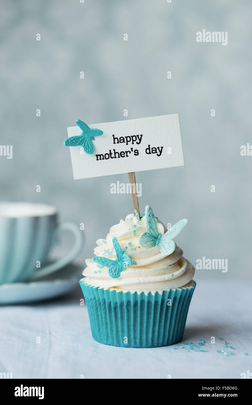 Muttertag-Cupcake mit Schmetterlingen Stockfoto