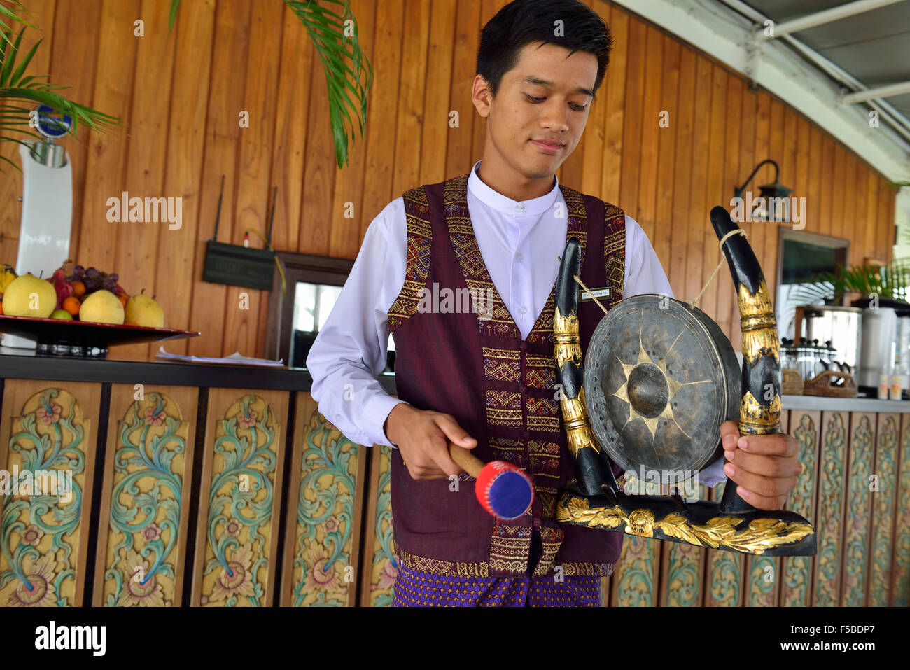 Steward knallt den Gong, um Mittagspause an Bord der 'RV Paukan 2007 auf der 'Ayeyarwaddy River Kreuzfahrt, in der Nähe von Mandalay, Myanmar (Burma) zu signalisieren Stockfoto