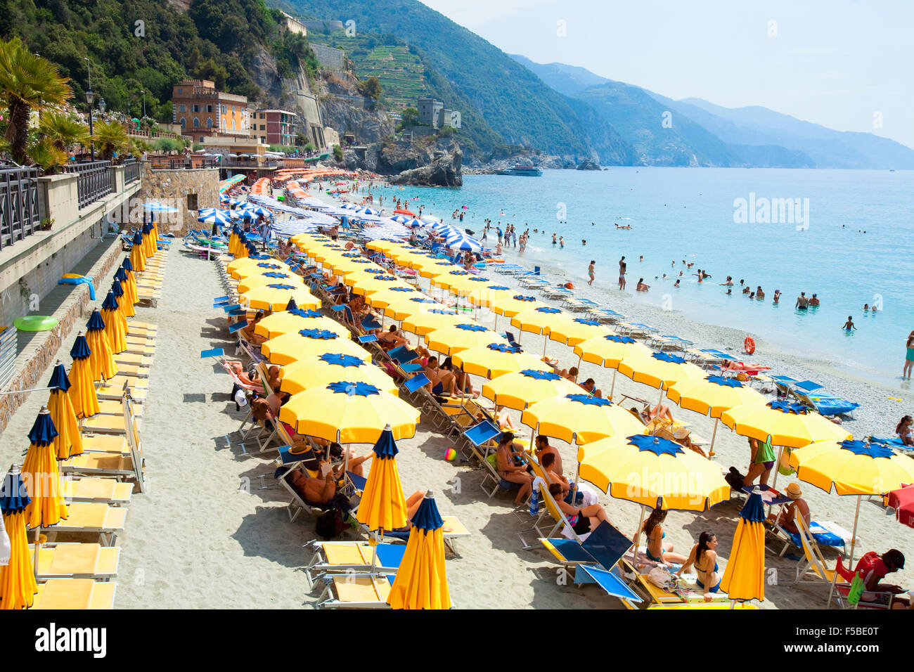 Italien Cinque Terre Monterosso - Sonnenanbeter am Strand Stockfoto