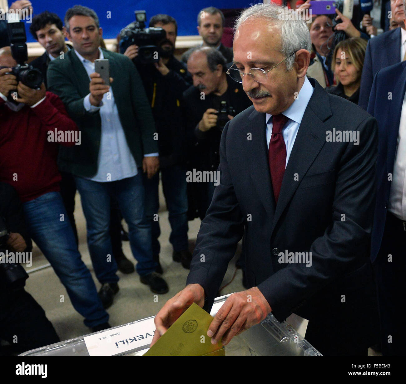 (151101) - ANKARA, 1. November 2015 (Xinhua)--türkische Republikanische Volkspartei Volkspartei (CHP) Führer Kemal Kilicdaroglu wirft seinen Stimmzettel in Ankara, Türkei, 1. November 2015. Türkische Wähler begonnen, werfen ihre Stimmzettel wählen Sie 550 Mitgliedern des Parlaments am Sonntag, als das Urteil Justiz und Entwicklungspartei (AKP) setzt in den vorgezogenen Neuwahlen die Führung übernehmen. (Xinhua/Mustafa Kaya) Stockfoto