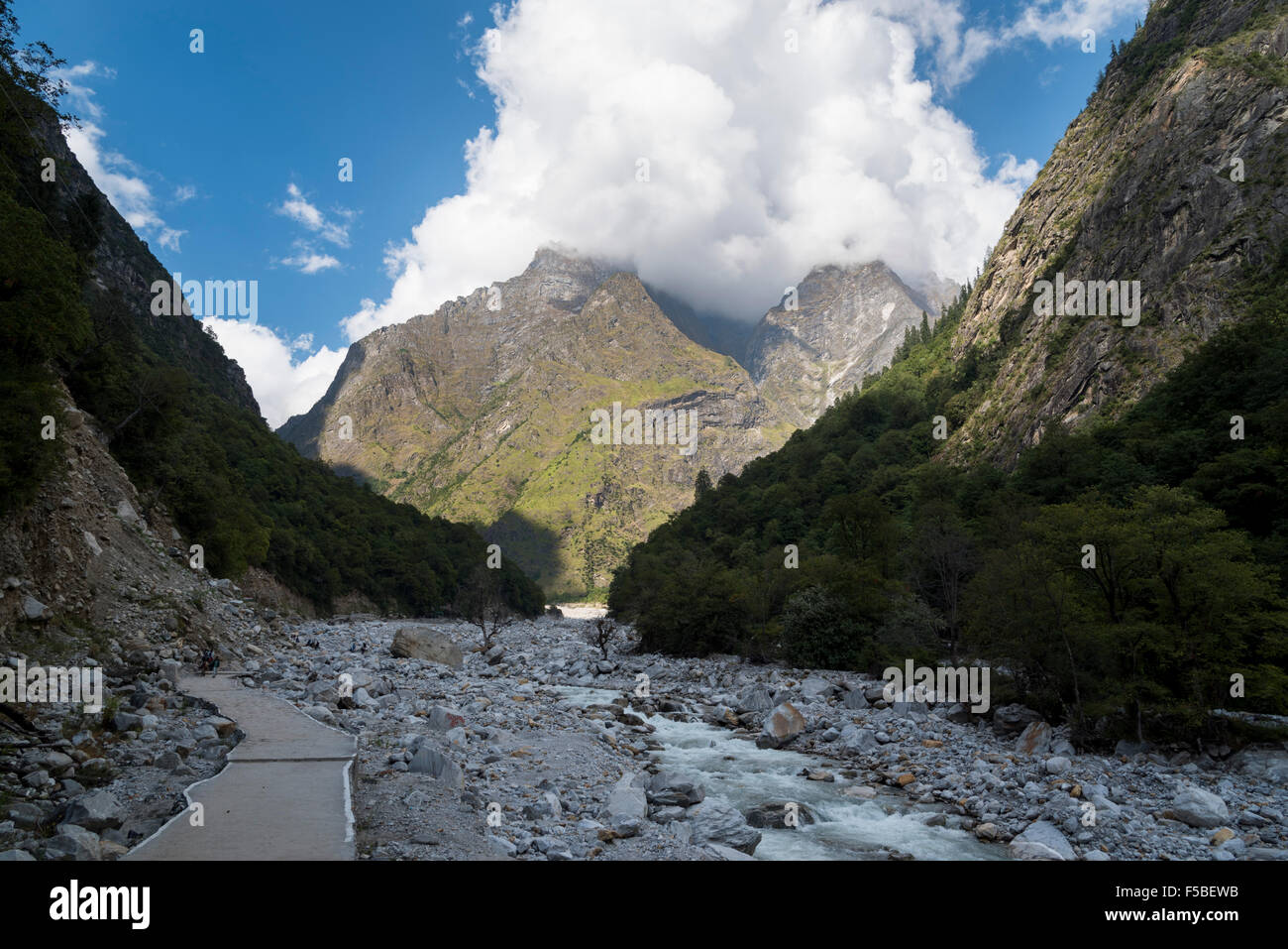 Aussichtsberg Wanderung mit schönen Himmel und Wolken bei Hemkund Sahib Trek, Chamoli Bezirk, Uttarakhand, Indien. Stockfoto