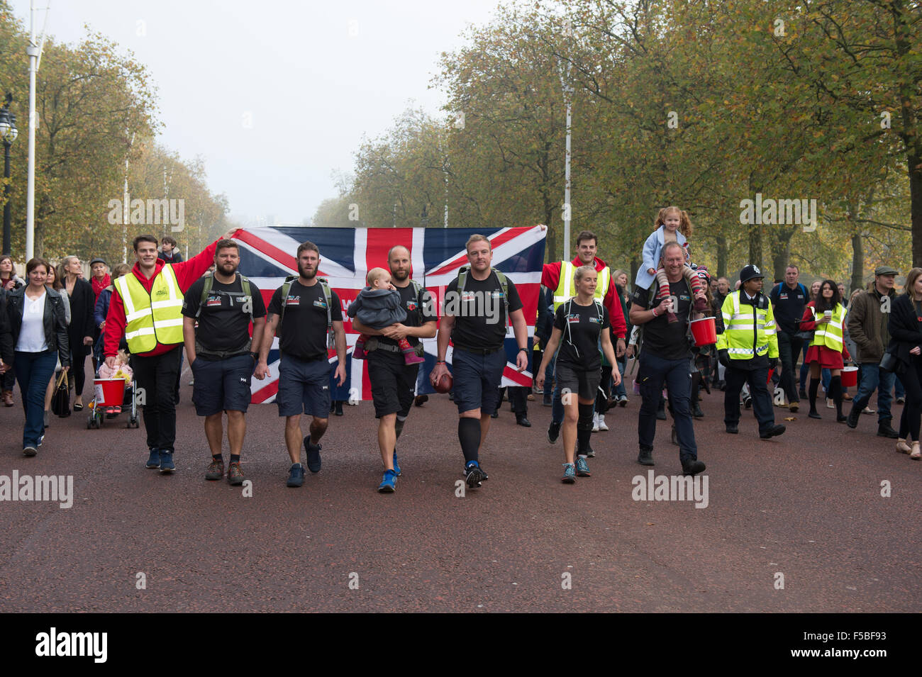 London, UK. 1. November 2015. Walk of Britain Team, ein Team von Verwundeten Veteranen entlanggehen der Mall in London, Buckingham Palace, gefolgt von einer großen Schar von Anhängern und Gönnern am Finaltag ihre 1000 Mile Spaziergang durch Großbritannien Credit: Alan West/Alamy Live News Stockfoto