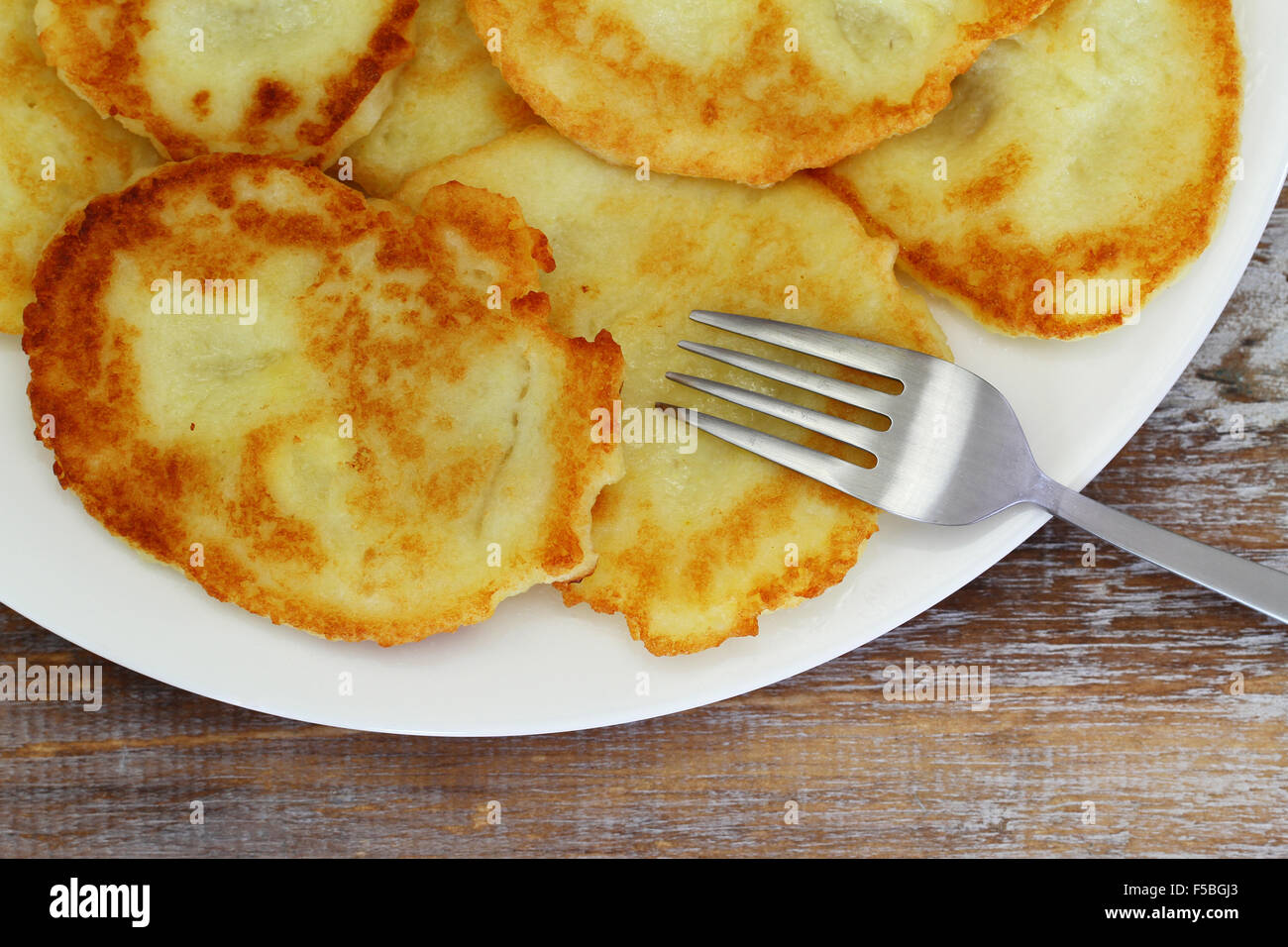 Goldene Kartoffel Krapfen auf weißen Teller, Nahaufnahme Stockfoto